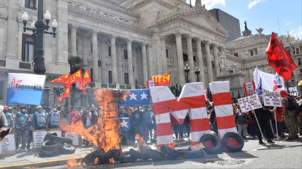 Muchos manifestantes se pronunciaron en contra del DNU para cerrar el acuerdo con el FMI aprobado por el Congreso.