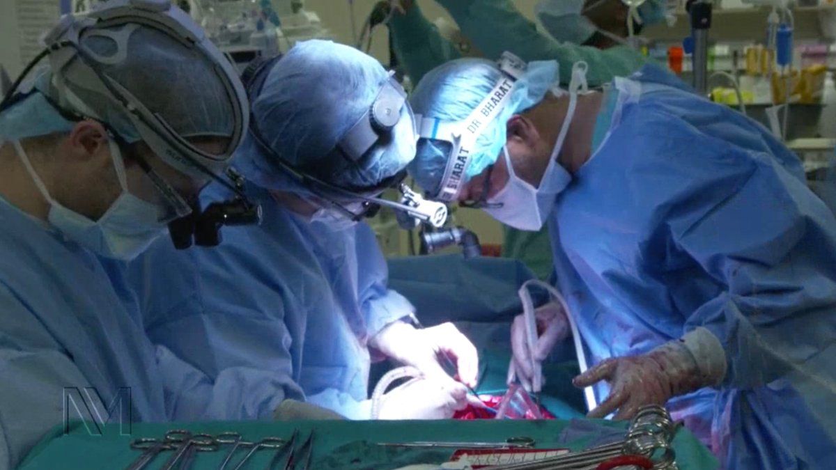 Los médicos de un hospital de Chicago anunciaron la realización del doble trasplante de pulmón a un paciente con cáncer de pulmón terminal