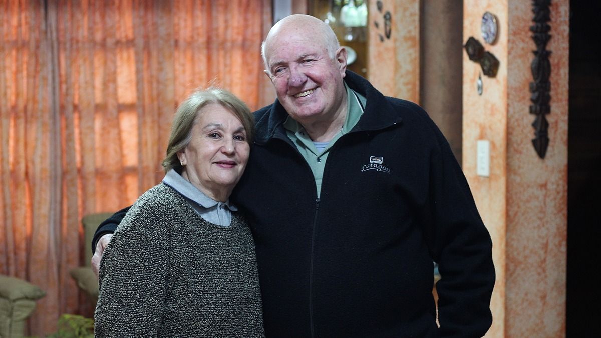Mausi y Edgardo, vecinos de Godoy Cruz. En su casa se encontró documentación de valor histórico mundial. Mausi y Edgardo, vecinos de Godoy Cruz. En su casa se encontró documentación de valor histórico mundial.