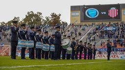 La banda de la Policía le puso color al Día del Himno.