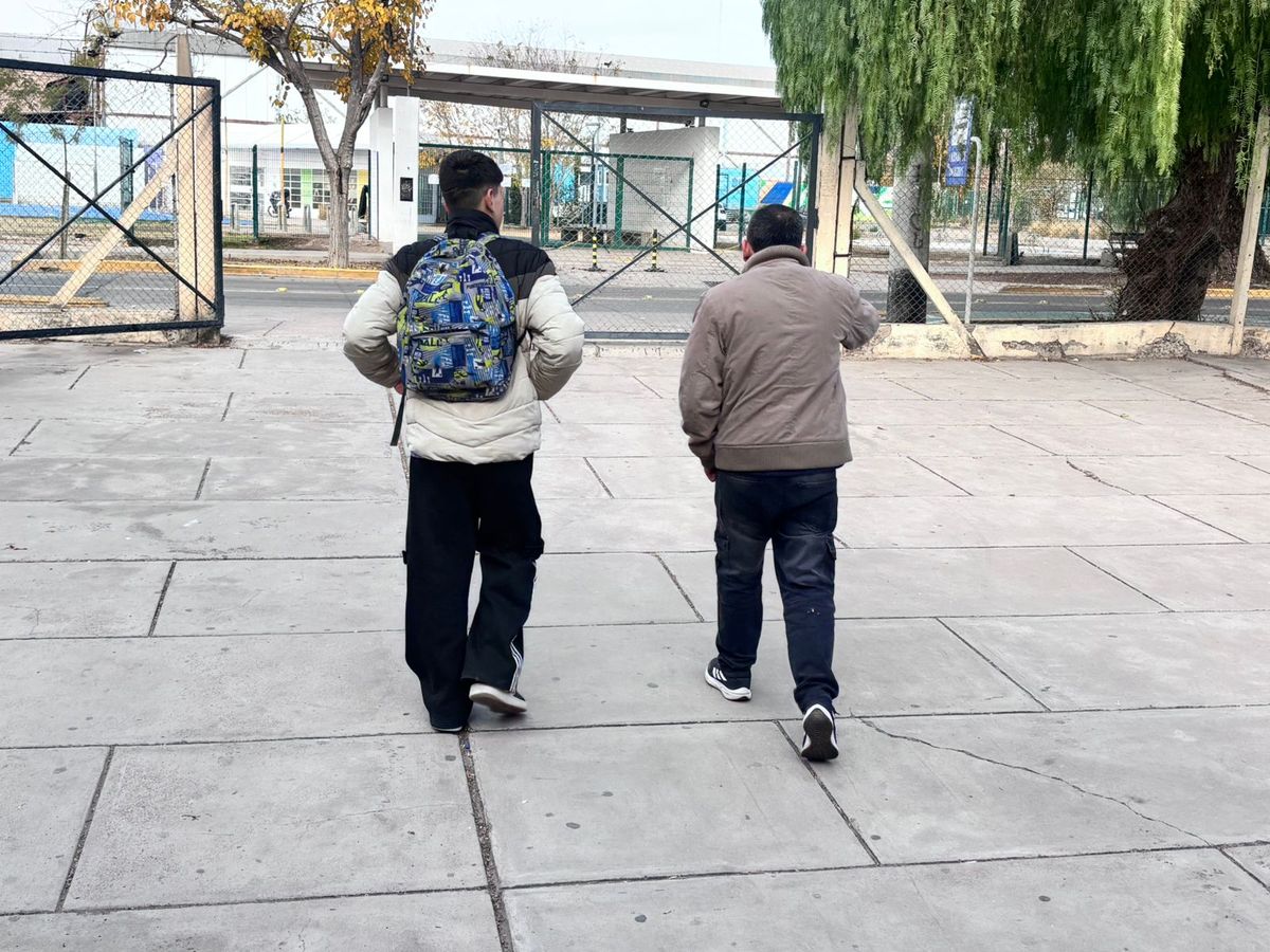 Al retirar a su hijo de la escuela, Luis habló con Radio Nihuil. Al retirar a su hijo de la escuela, Luis habló con Radio Nihuil.