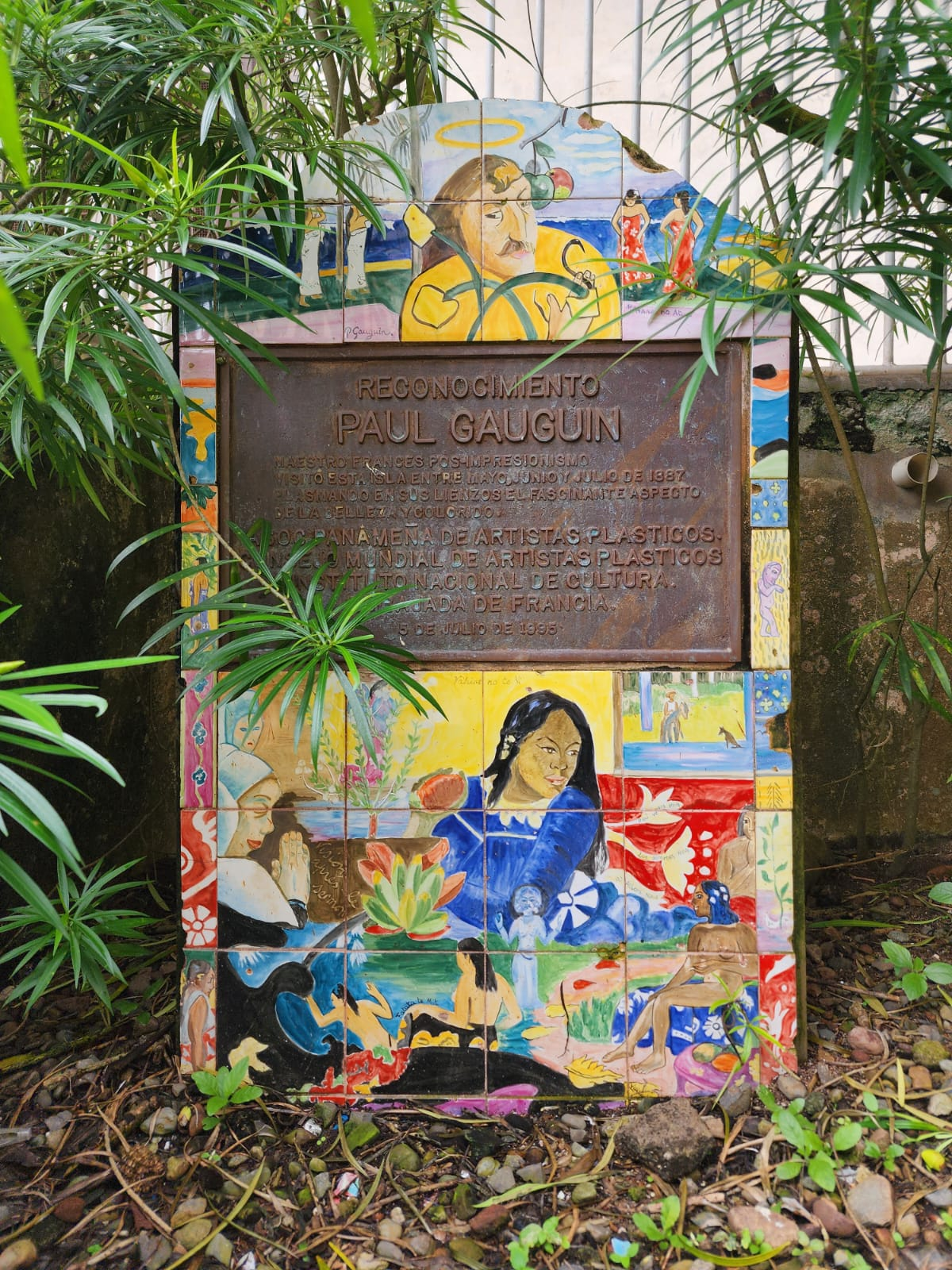 Gauguin aparece de improviso en una de las callecitas.