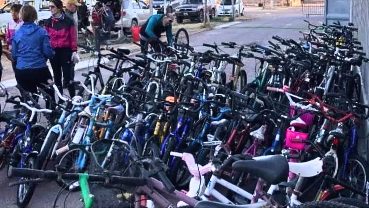 Toda la jornada del sábado fue dedicada a reparar bicicletas. La colecta del merendero Dejando Huellas es un éxito.&nbsp;