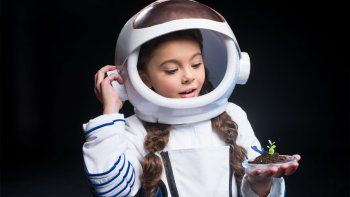 Adhara Pérez, la niña genio que estudia dos carreras universitarias y es más inteligente que Einstein