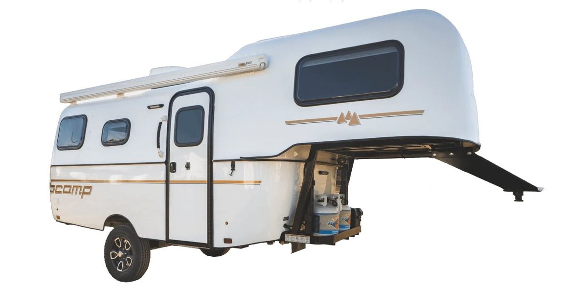 El Scamp 19 es la solución perfecta para quienes buscan una experiencia de campamento cómoda y versátil. Su diseño de quinta rueda permite que sea remolcado con facilidad por una camioneta de tamaño mediano, como la que se ve en la imagen, facilitando el transporte y mejorando la maniobrabilidad en carreteras y caminos sinuosos. El Scamp 19 es la solución perfecta para quienes buscan una experiencia de campamento cómoda y versátil. Su diseño de quinta rueda permite que sea remolcado con facilidad por una camioneta de tamaño mediano, como la que se ve en la imagen, facilitando el transporte y mejorando la maniobrabilidad en carreteras y caminos sinuosos.