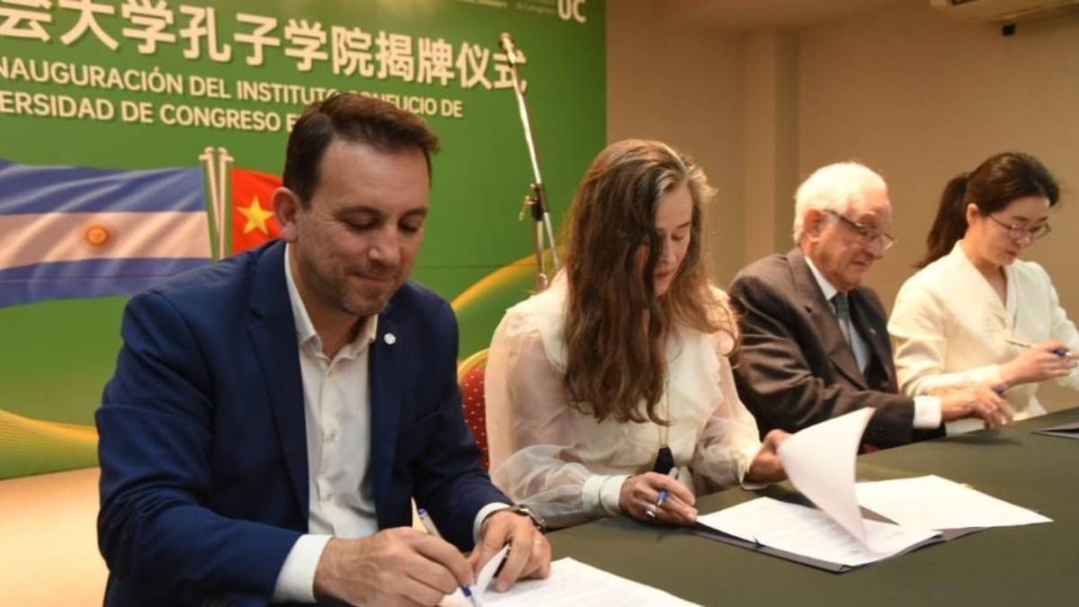 El ministro Tadeo García Zalazar junto a miembros del instituto Confucio, de la Universidad de Congreso en la firma de un convenio para enseñar chino en la escuela pública. Imágenes de archivo. 