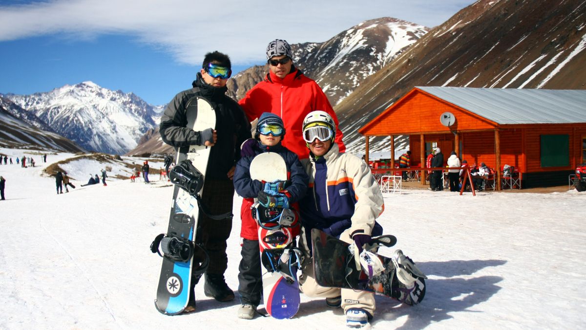 Los Puquios ofrece cerca de la ciudad de Mendoza una buena oportunidad de aprender y practicar esquí alpino y snowboard. Los Puquios ofrece cerca de la ciudad de Mendoza una buena oportunidad de aprender y practicar esquí alpino y snowboard.