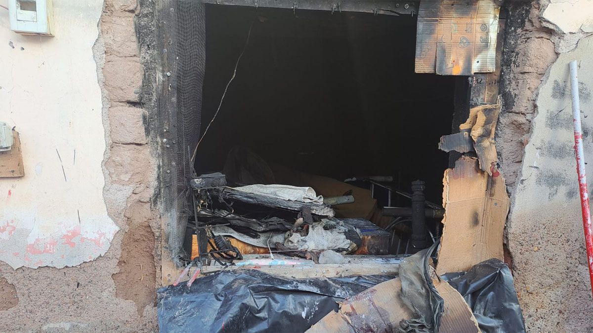 La casa tenía tres habitaciones y las pérdidas por el incendio fueron totales. La casa tenía tres habitaciones y las pérdidas por el incendio fueron totales.