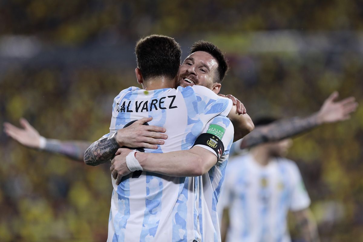 Messi abraza a Julián Álvarez tras el primer gol de la Selección Argentina ante Ecuador