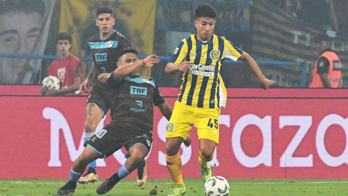 Rosario central tuvo un mejor inicio y sacó ventaja en el primer tiempo. Aquí Kevin Ortiz (45) se escapa a la marca de Agustín Ocampo (8). Rosario central tuvo un mejor inicio y sacó ventaja en el primer tiempo. Aquí Kevin Ortiz (45) se escapa a la marca de Agustín Ocampo (8).