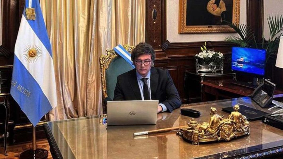 Javier Milei con una nueva estrategia para defender el DNU dentro de la Justicia.