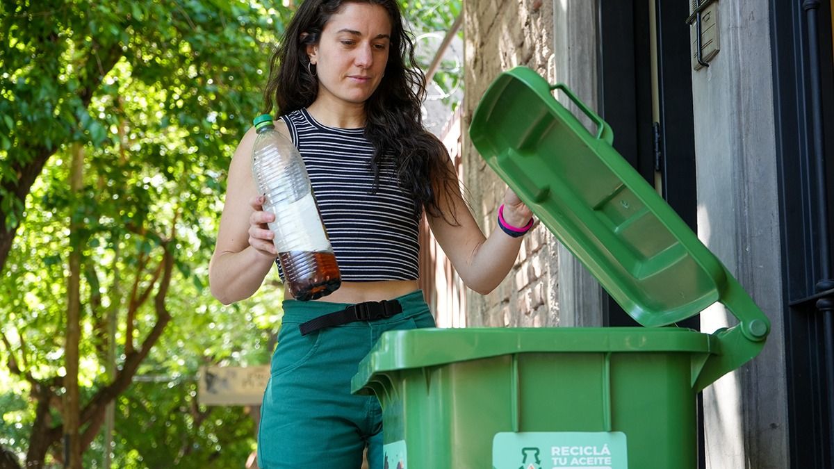 Cada litro de aceite puede contaminar 1.000 litros de agua, tapar cañerías y desagües. Cada litro de aceite puede contaminar 1.000 litros de agua, tapar cañerías y desagües.