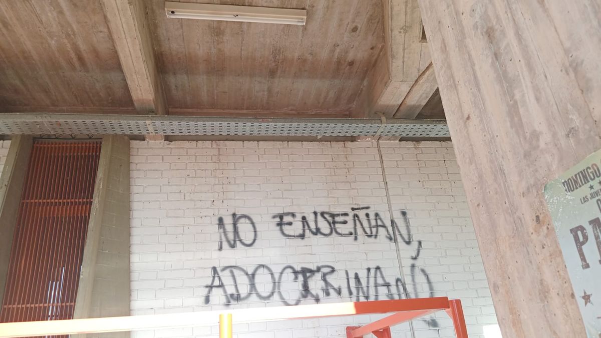 Una de las pintadas que aparecieron este jueves en Ciencias Políticas. Una de las pintadas que aparecieron este jueves en Ciencias Políticas.