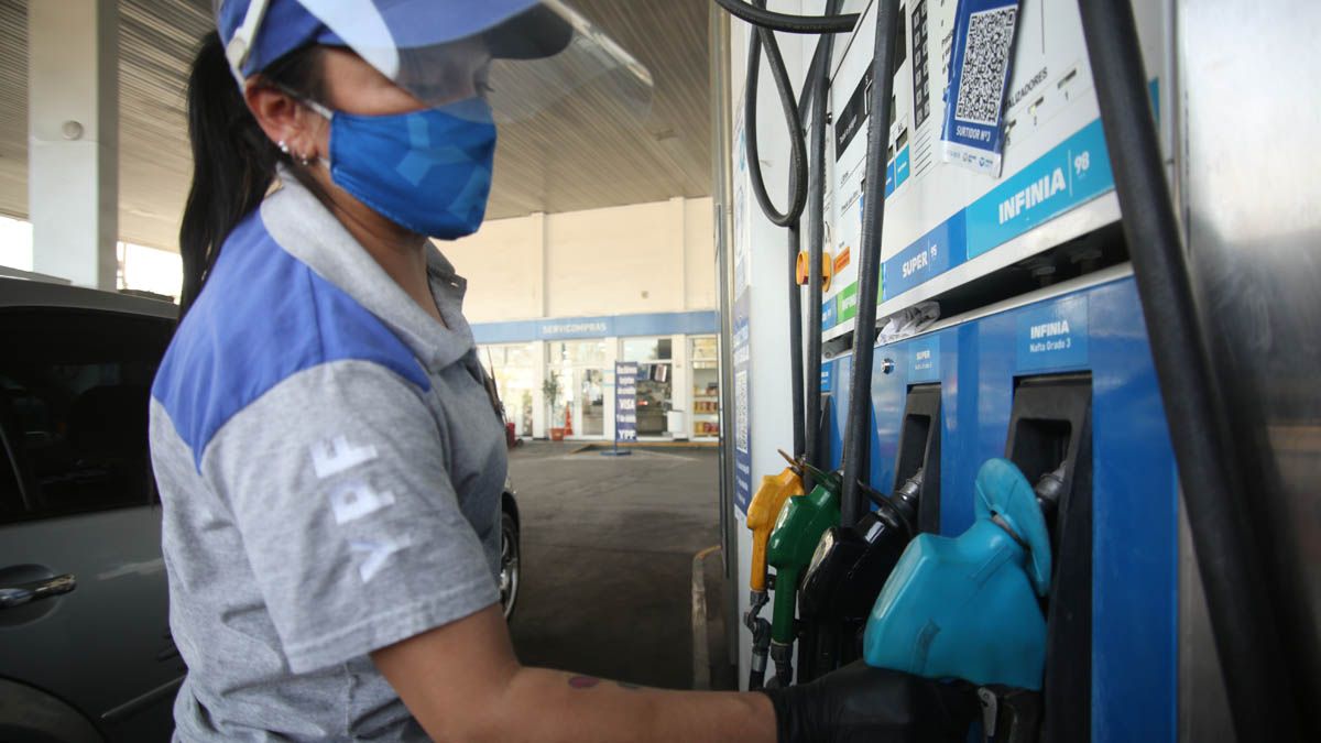 En la mañana del viernes, algunas estaciones no tenían nafta súper.