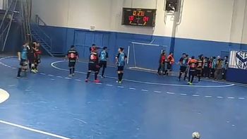 Un espectador apuñaló a un jugador de futsal en plena pelea entre ambos equipos