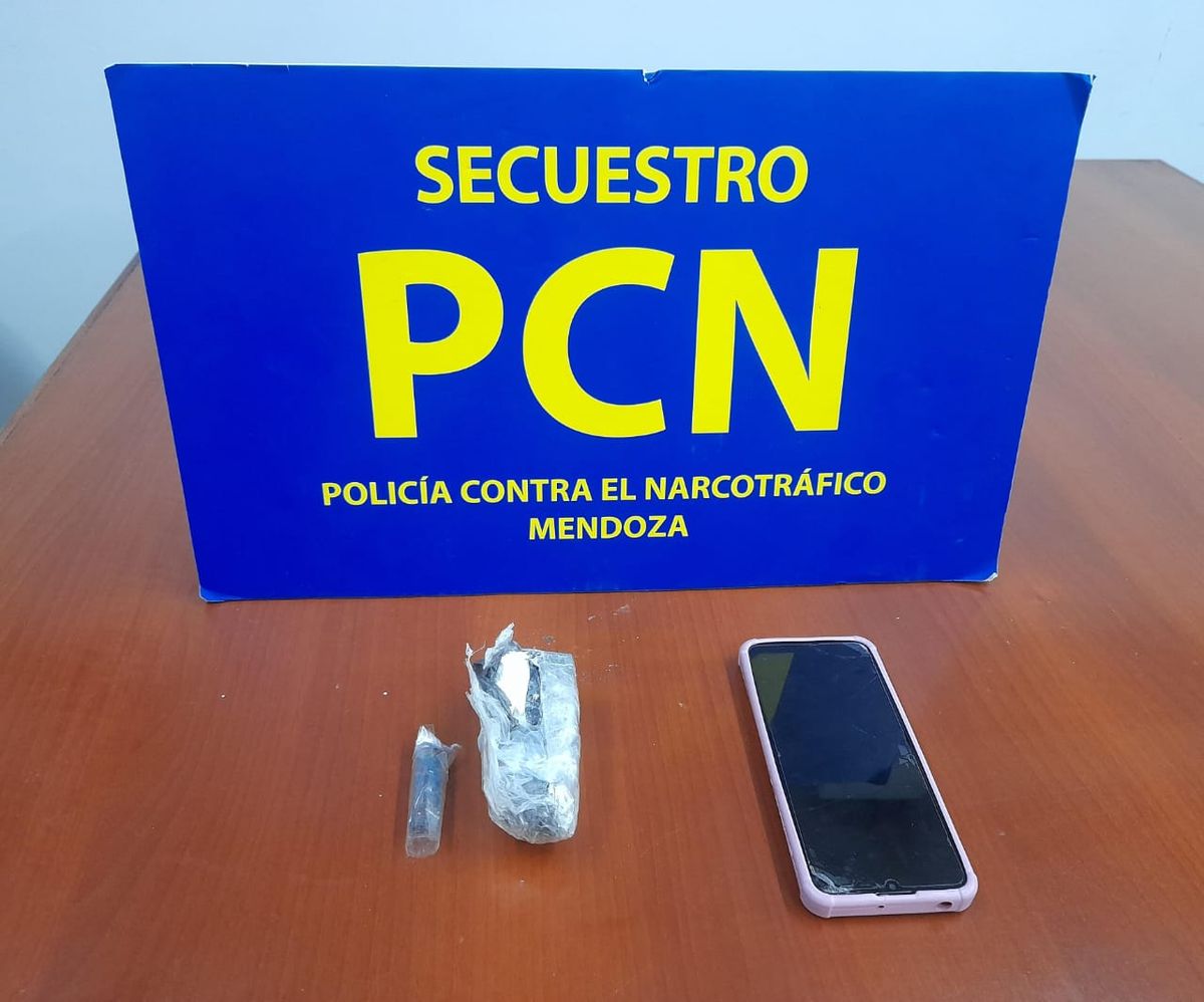 La Policía Contra el Narcotráfico incautó un teléfono celular además del envoltorio con cocaína que traía la mujer de 33 años. La Policía Contra el Narcotráfico incautó un teléfono celular además del envoltorio con cocaína que traía la mujer de 33 años.