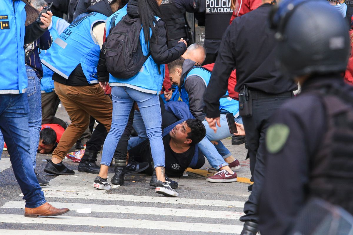 Policías de civil y uniformados detienen a un manifestante en Buenos Aires. Policías de civil y uniformados detienen a un manifestante en Buenos Aires.