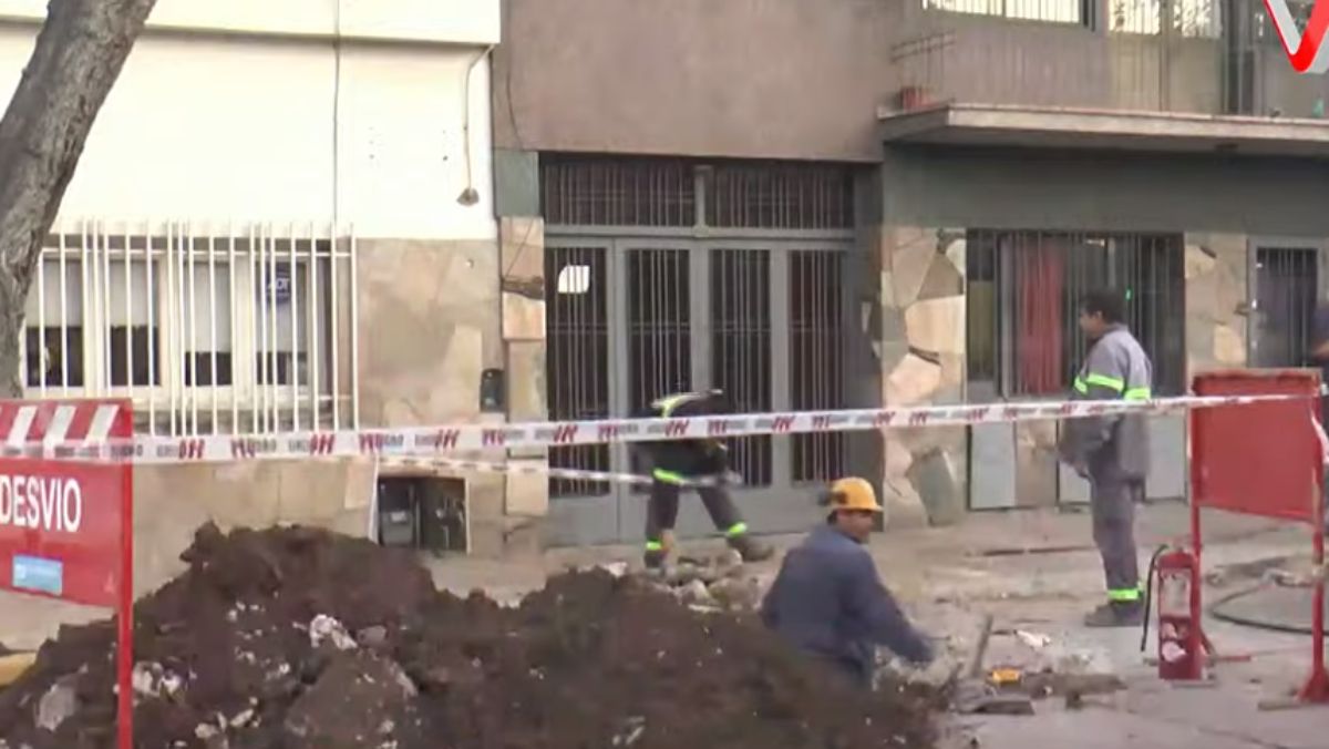 Operarios de Aysam que arreglaban un caño de agua, rompieron un ducto maestro de gas natural de Ecogas y provovaron la fuga que intoxicó a los alumnos de la escuela Cano. Operarios de Aysam que arreglaban un caño de agua, rompieron un ducto maestro de gas natural de Ecogas y provovaron la fuga que intoxicó a los alumnos de la escuela Cano.