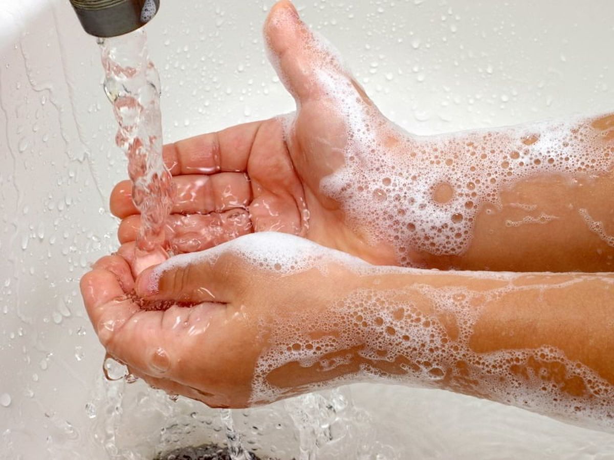 La tarea de limpieza de manos se realiza ahora con diferentes productos caseros mezclados La tarea de limpieza de manos se realiza ahora con diferentes productos caseros mezclados