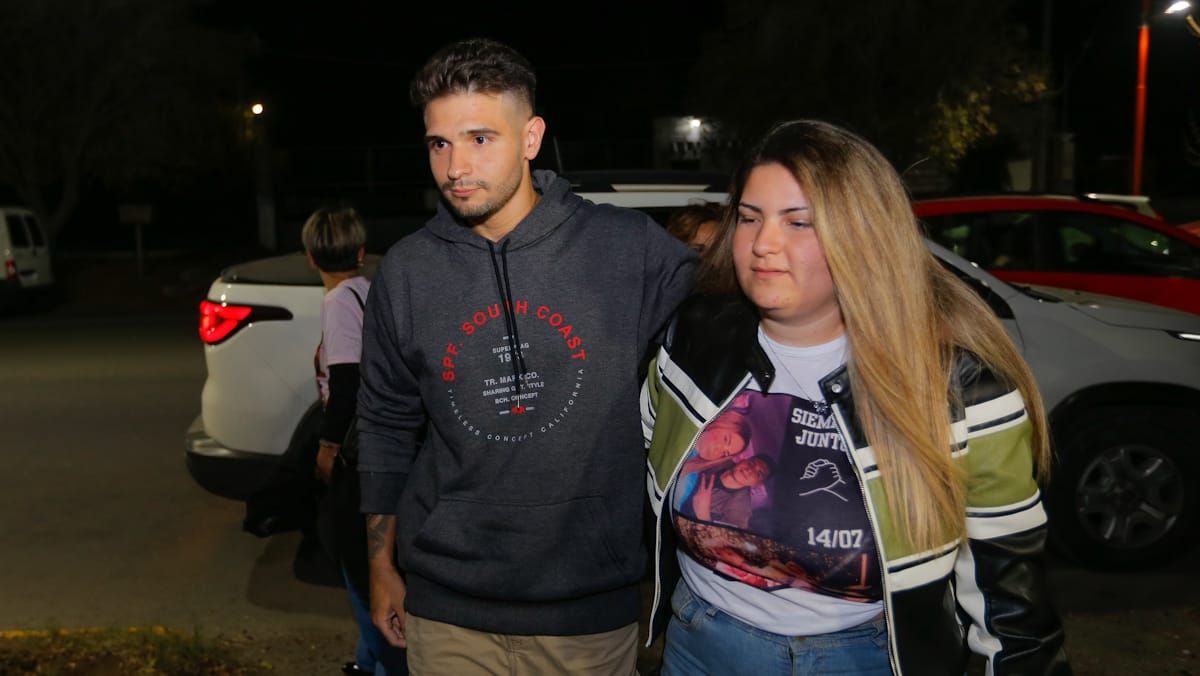 Alejo Arias junto a su hermana Agostina, al bajar de la camioneta que lo trasladó desde el aeropuerto El Plumerillo hasta su casa en Rivadavia. Alejo Arias junto a su hermana Agostina, al bajar de la camioneta que lo trasladó desde el aeropuerto El Plumerillo hasta su casa en Rivadavia.