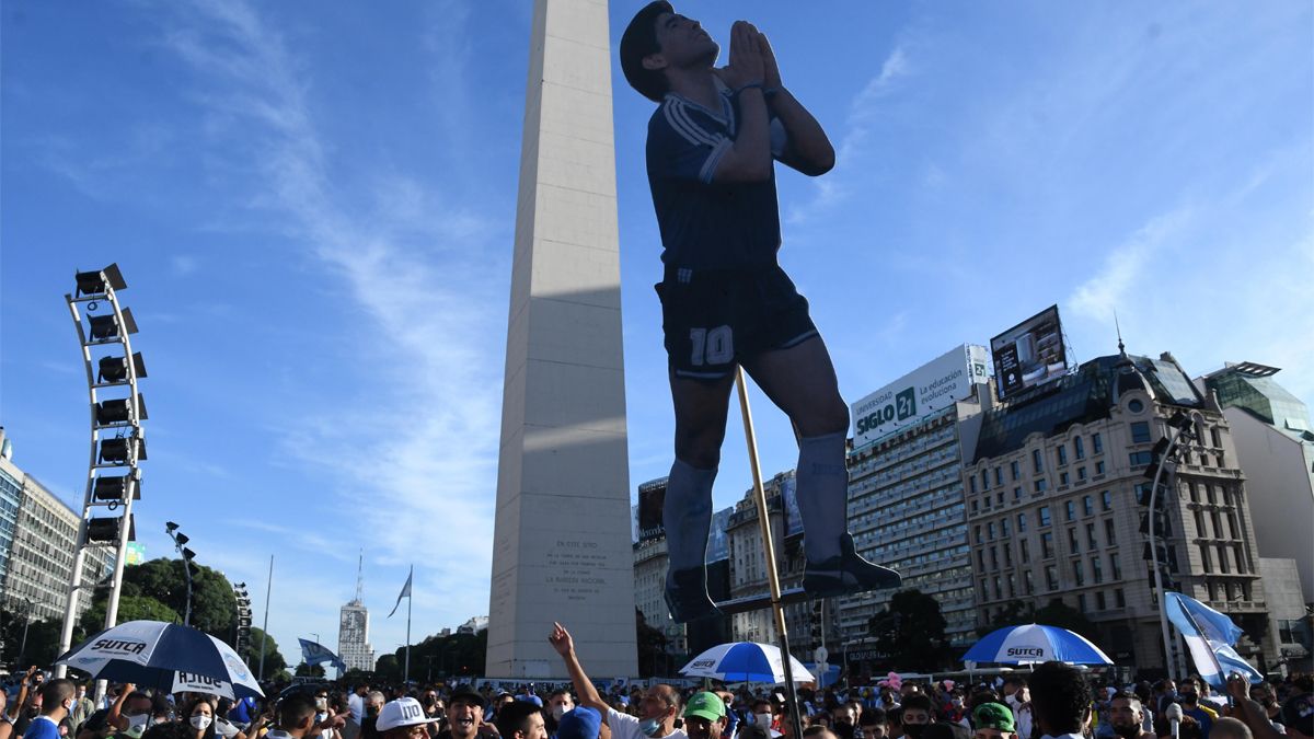 Una figura del ídolo en el Obelisco. Hay enojo entre los fanáticos de Diego Maradona por la utilización de su imagen y voz mediante la IA. Una figura del ídolo en el Obelisco. Hay enojo entre los fanáticos de Diego Maradona por la utilización de su imagen y voz mediante la IA.