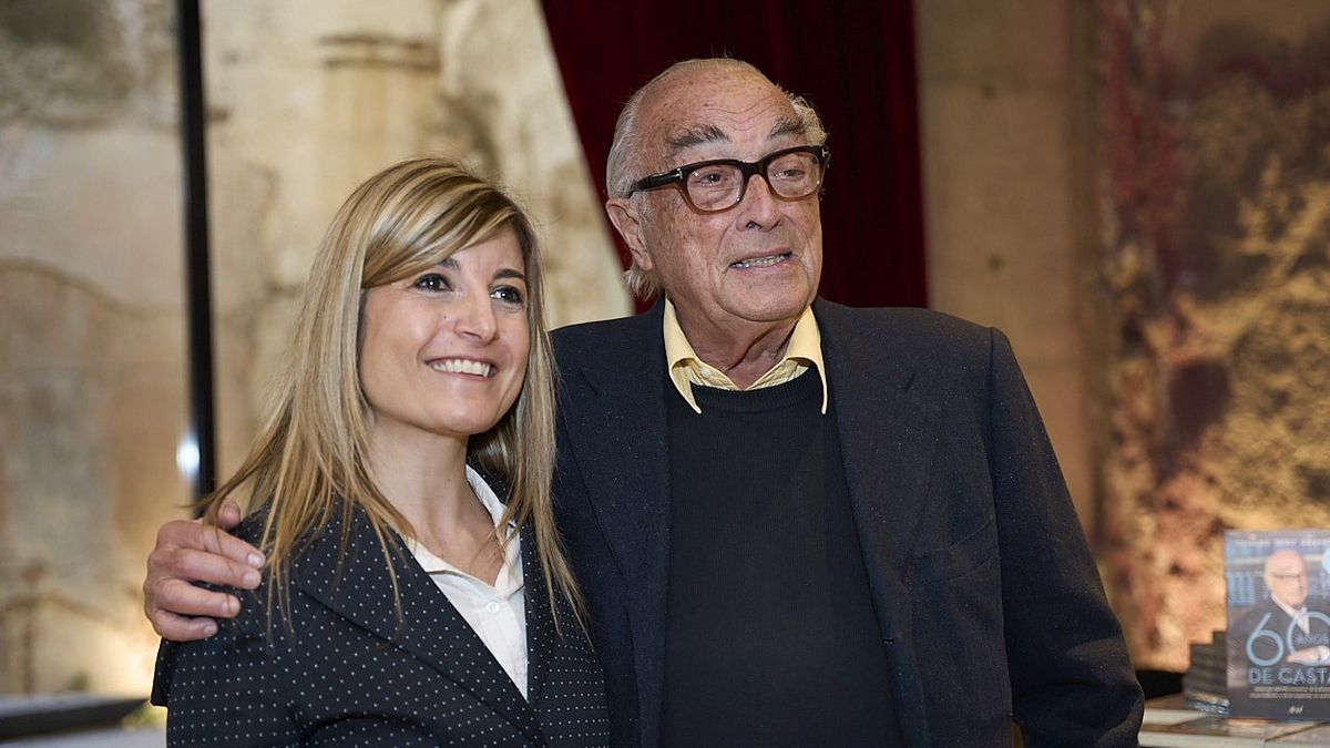 Natalia Nacif, del Grupo Huentala, quiso sacarse una foto con su ídolo, Osvaldo Granados. Natalia Nacif, del Grupo Huentala, quiso sacarse una foto con su ídolo, Osvaldo Granados.