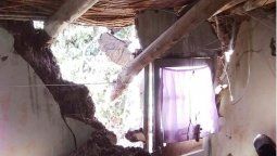 Se les derrumbó una casa de adobe y buscan ayuda para poder terminar la propia