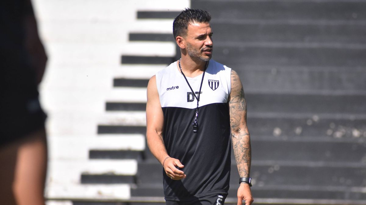 Ariel Broggi, DT de Gimnasia y Esgrima ajusta los últimos detalles para el choque decisivo ante Deportivo Madryn.