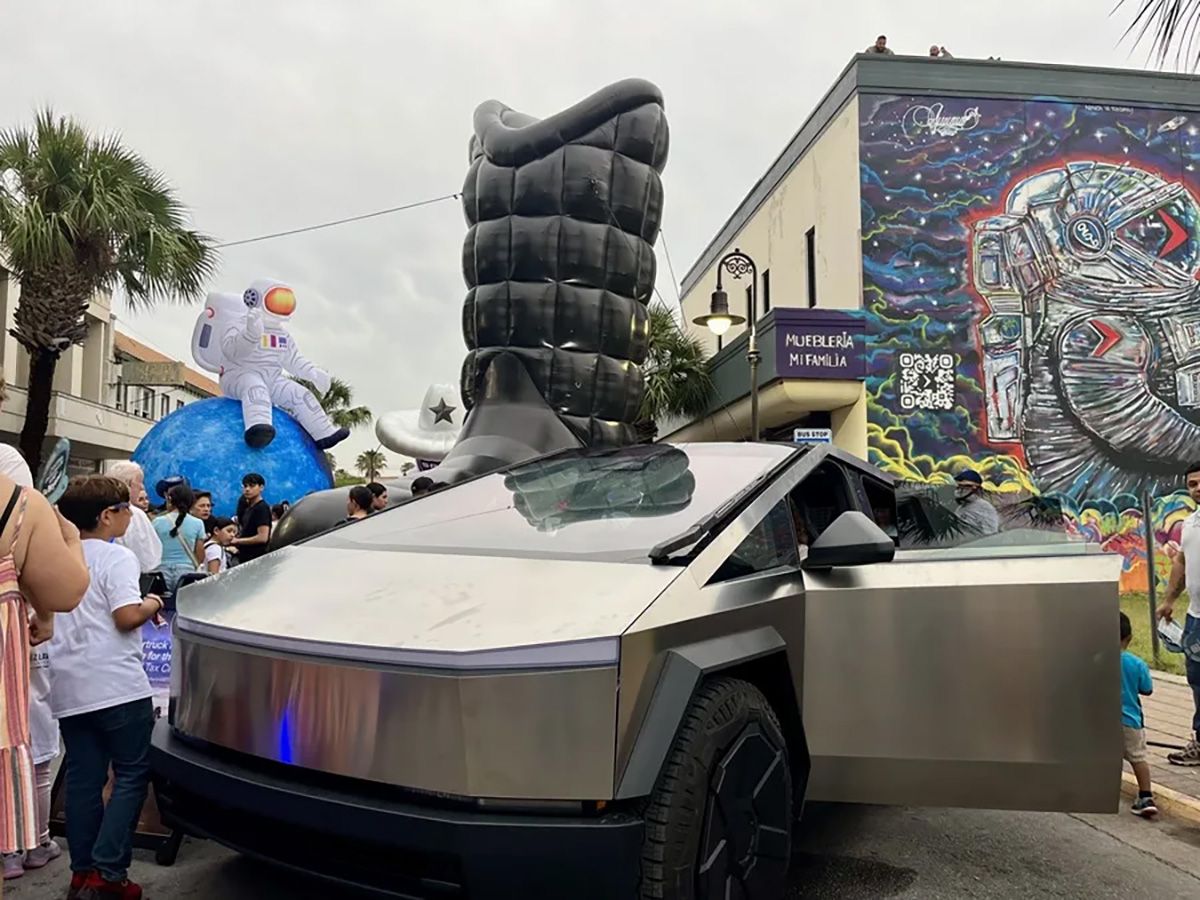 Una camioneta Cybertruck, fabricado por Tesla de Elon Musk, es exhibido durante el festival SpaceFest, en Brownsville, Texas. Crédito: EFE/Alejandra Arredondo.