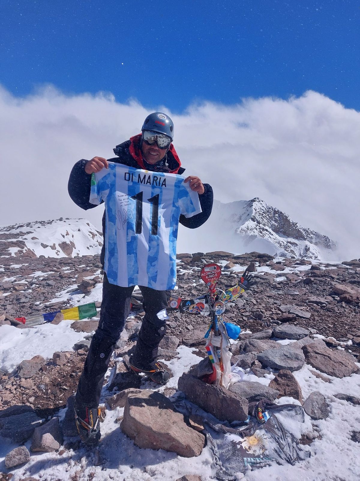 Con enorme orgullo, Tato Mayorga llevó a Aconcagua la camiseta firmada por Ángel Di María en enero de 2025. Con enorme orgullo, Tato Mayorga llevó a Aconcagua la camiseta firmada por Ángel Di María en enero de 2025.