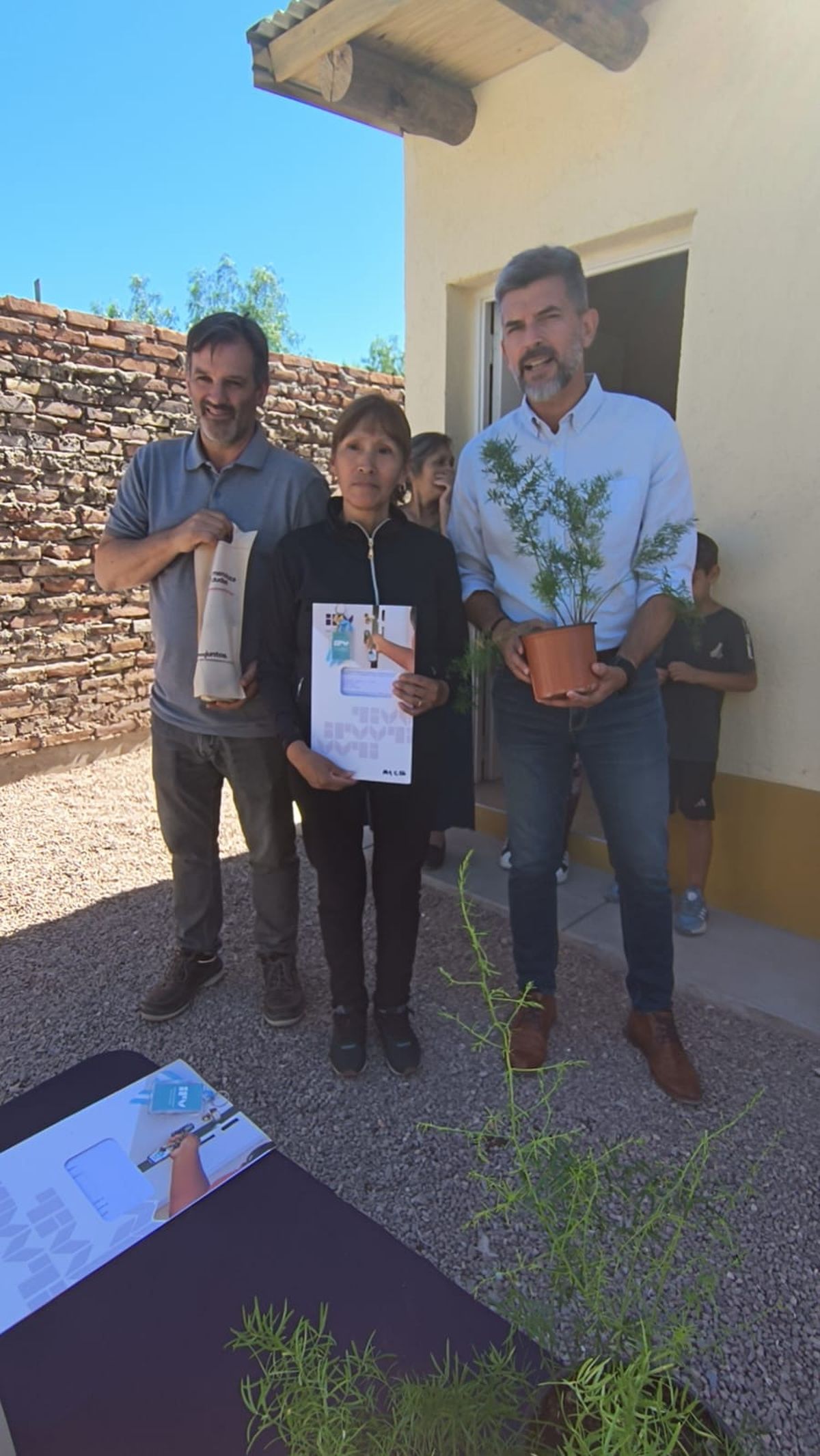El intendente Ulpiano Suarez y el titular del IPV, Javier Cantero hicieron entrega de las primeras unidades habitacionales a los damnificados del incendio de la Plata San Agustín. El intendente Ulpiano Suarez y el titular del IPV, Javier Cantero hicieron entrega de las primeras unidades habitacionales a los damnificados del incendio de la Plata San Agustín.
