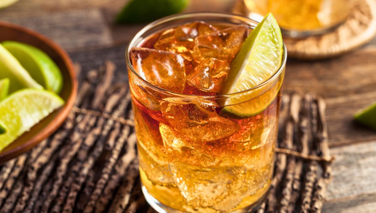 El ron es una bebida con historia, forma parte de la identidad cultural de países como Puerto Rico, Jamaica, y Cuba El ron es una bebida con historia, forma parte de la identidad cultural de países como Puerto Rico, Jamaica, y Cuba