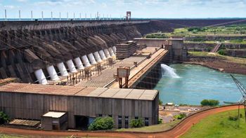 El muro de 7 kilómetros en América del Sur que controla uno de los ríos más caudalosos y da energía a millones El muro de 7 kilómetros en América del Sur que controla uno de los ríos más caudalosos y da energía a millones