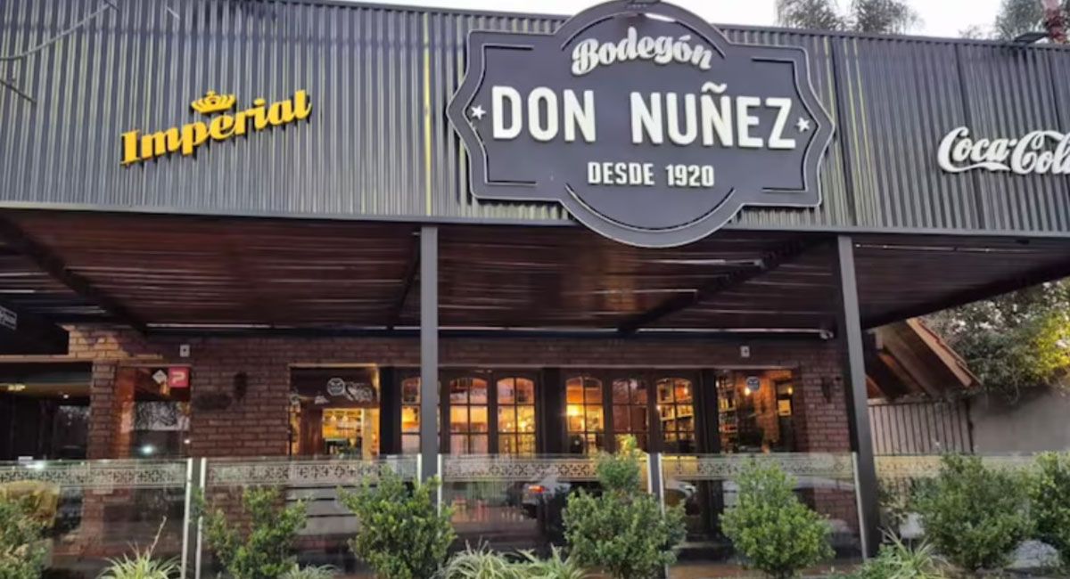 Un ladrón ingresó a un restaurante rompiendo una pequeña ventana, saltó la alarma y la policía lo encontró en la chimenea Un ladrón ingresó a un restaurante rompiendo una pequeña ventana, saltó la alarma y la policía lo encontró en la chimenea