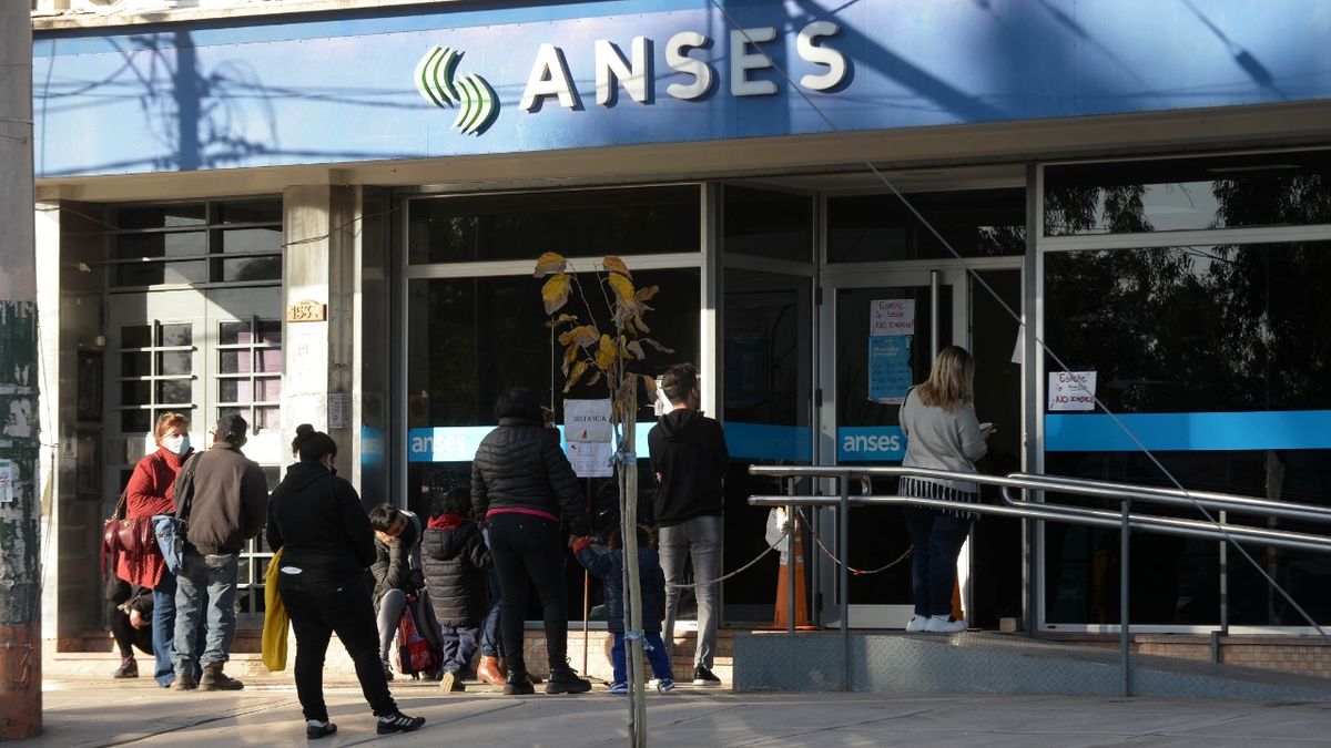El calendario de pago de agosto de ANSES trae un nuevo beneficio para las personas que reciben la AUH