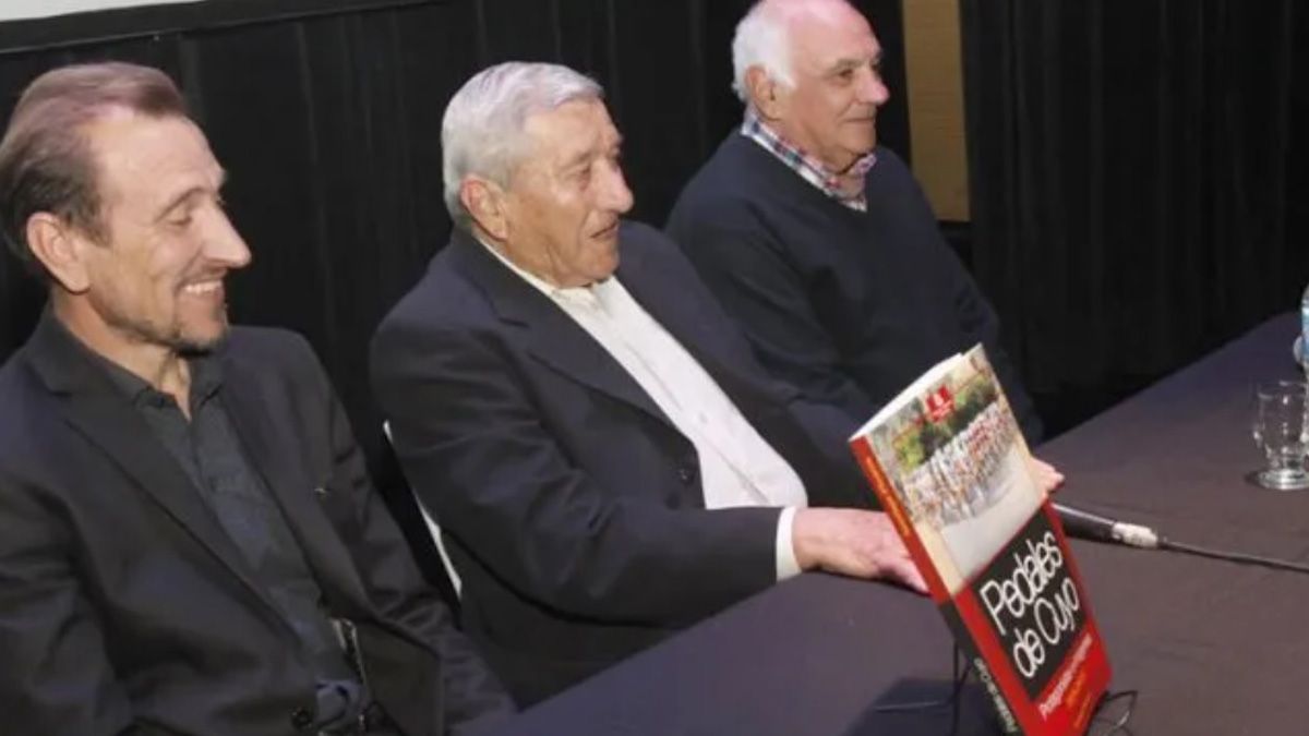 Santiago Pizarro en la presentación de Pedales de Cuyo junto a dos recordados ciclistas: Rubén Pegorín y Juan Santos Fracchia.
