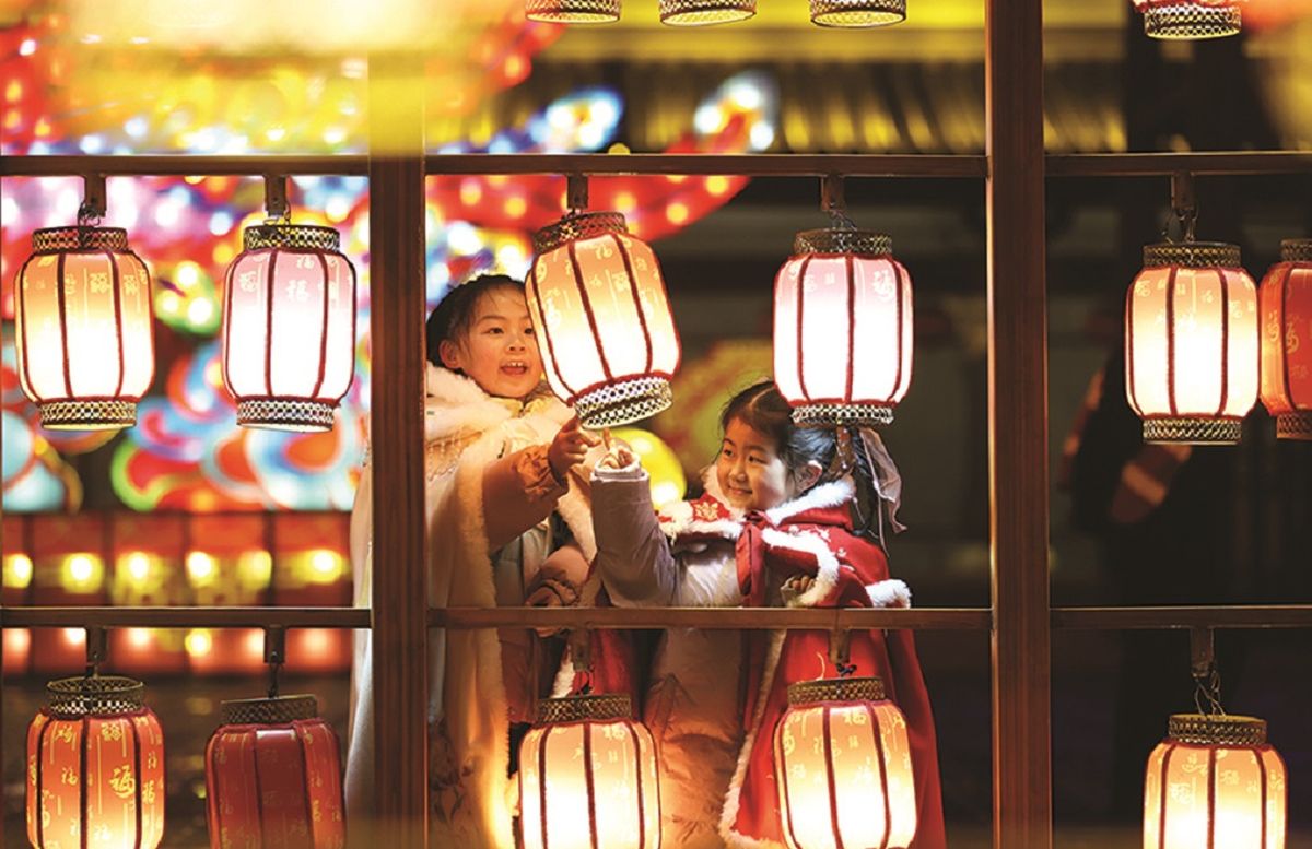 Dos niñas vestidas con ropas tradicionales miran linternas en el área escénica de la ciudad antigua de Tanguo, en Linyi, provincia de Shandong. ZHANG CHUNLEI / XINHUA Dos niñas vestidas con ropas tradicionales miran linternas en el área escénica de la ciudad antigua de Tanguo, en Linyi, provincia de Shandong. ZHANG CHUNLEI / XINHUA