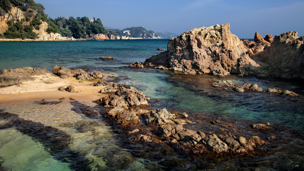 Esta encantadora playa de Cataluña es una de las más bonitas de España.