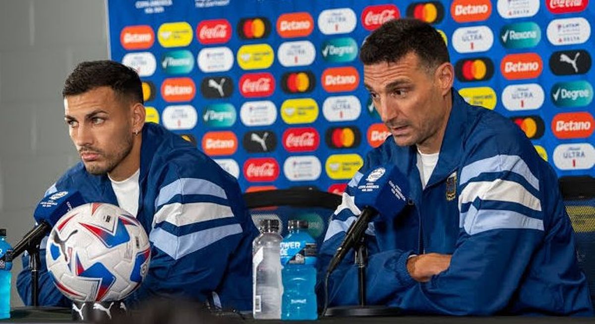 Leandro Paredes y Lionel Scaloni. El DT sorprendió cuando sacó al volante de Boca.