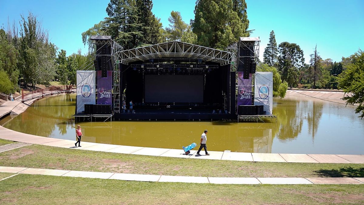Montaron un escenario flotante en el lago del Parque General San Martín para hacer festivales