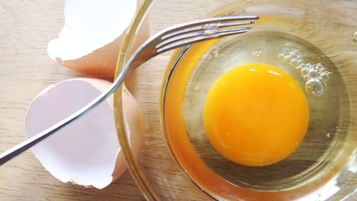 Toma aire al saber qué ocurre si comes huevo crudo.