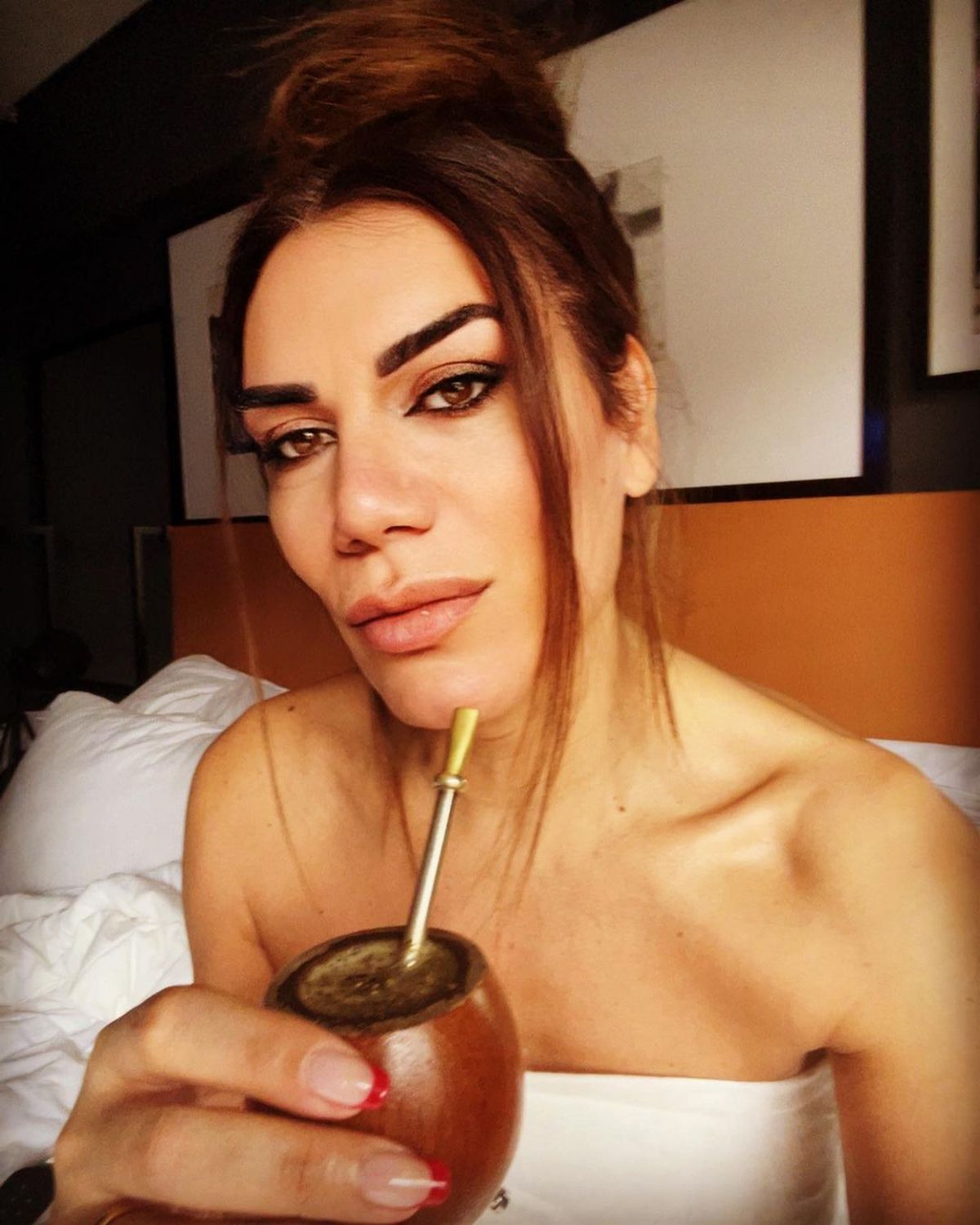 Florencia de la V sube fotos sin ropa desde la cama y explota Instagram. Florencia de la V sube fotos sin ropa desde la cama y explota Instagram.