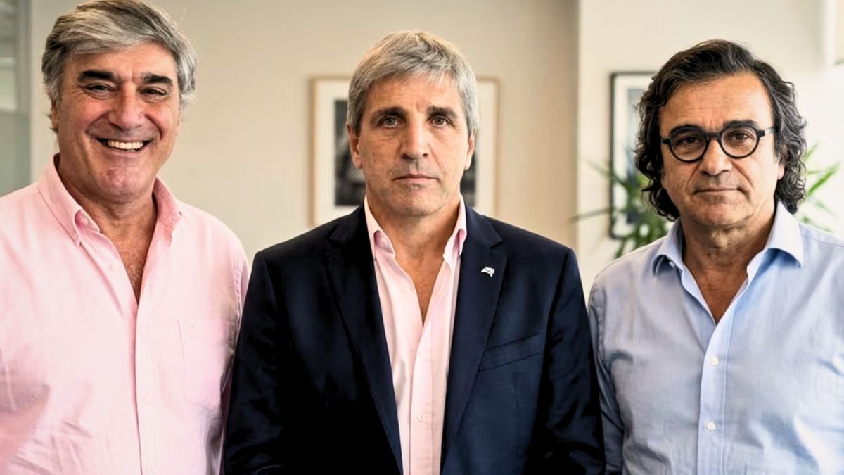 Luis Caputo al centro con el secretario de Infraestructura entrante y saliente: Fernando Herrmann y Carlos Frugoni. Luis Caputo al centro con el secretario de Infraestructura entrante y saliente: Fernando Herrmann y Carlos Frugoni.