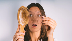 Si tienes el pelo quebradizo y sin vida, quizás sea por falta de esta vitamina. Imagen: Freepik