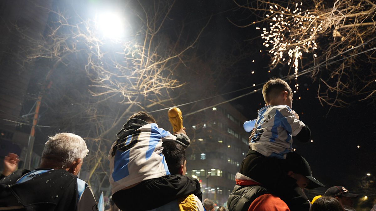Los colores celeste y blanco coparon las calles mendocinas durante los festejos por la Selección. Los colores celeste y blanco coparon las calles mendocinas durante los festejos por la Selección.