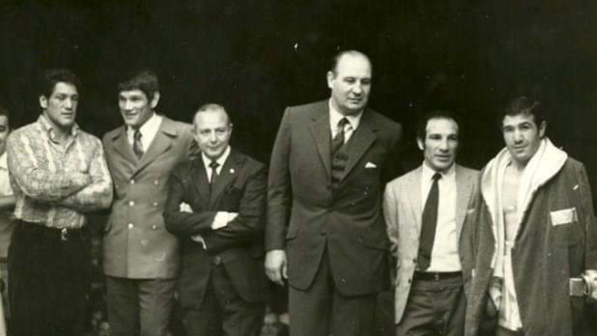 Juan Domingo Corradi (a la derecha) en una de sus grandes peleas en el Luna Park. Junto a él están, nada menos que Oscar Ringo Bonavena, Carlos Monzón, Amilcar Brusa y Nicolino Locche. Juan Domingo Corradi (a la derecha) en una de sus grandes peleas en el Luna Park. Junto a él están, nada menos que Oscar Ringo Bonavena, Carlos Monzón, Amilcar Brusa y Nicolino Locche.