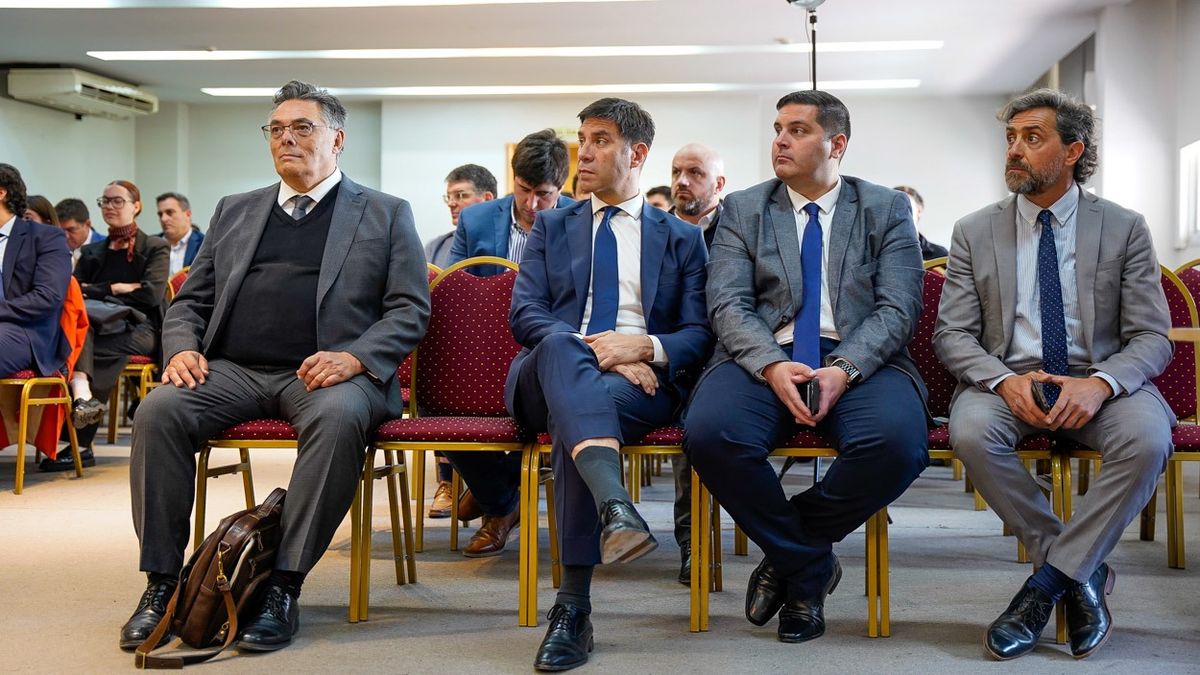 El camarista federal Alejandro Piña, quien expuso durante la jornada, y el legislador petrista Facundo Correa Llano con otros asistentes al debate sobre el Consejo de la Magistratura. El camarista federal Alejandro Piña, quien expuso durante la jornada, y el legislador petrista Facundo Correa Llano con otros asistentes al debate sobre el Consejo de la Magistratura. 