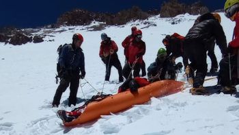 En un operativo inédito con helicóptero, bajaron el cuerpo del andinista francés que murió en el Aconcagua