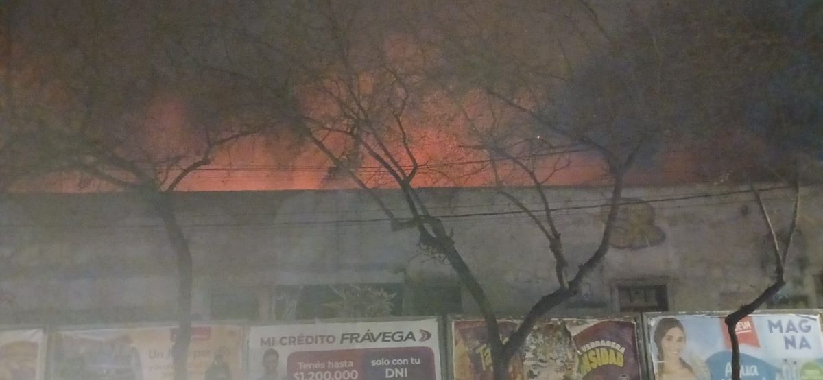 Las llamas alcanzaron gran altura en Montevideo y Patricias Mendocinas.