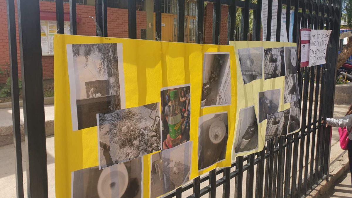 Los padres de los alumnos ingresaron a la escuela y sacaron fotos que denuncian falta de limpieza en el edificio escolar lujanino.